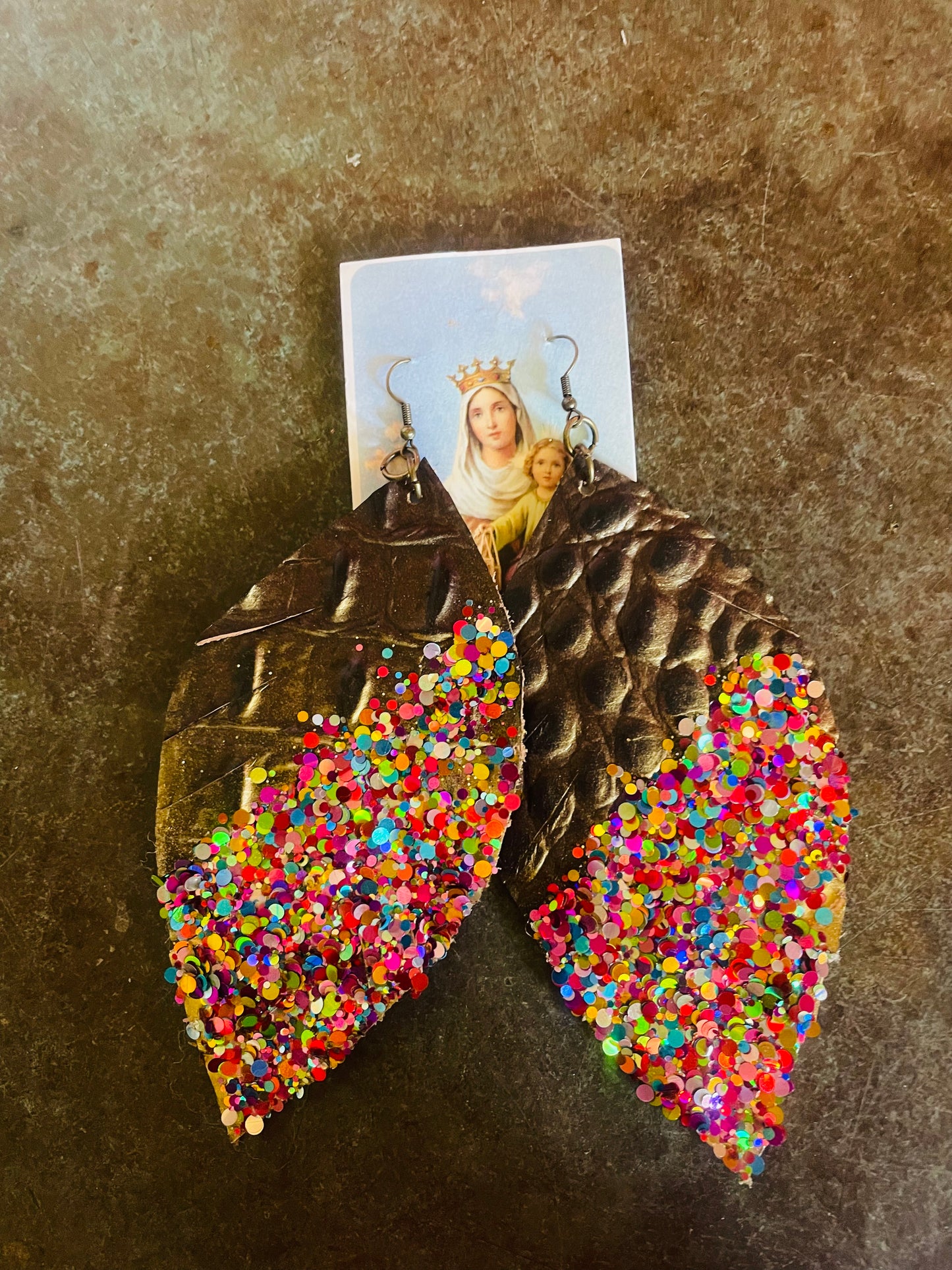 Brown leather feather earrings multicolored glitter